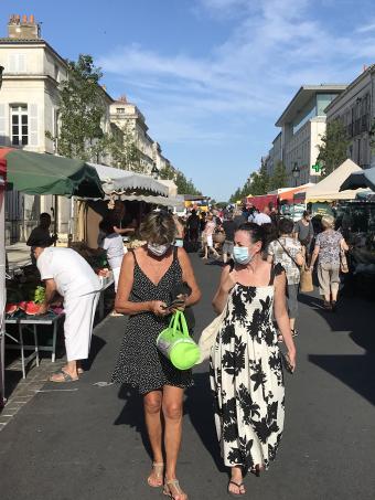 vue du marché avec personnes masquées