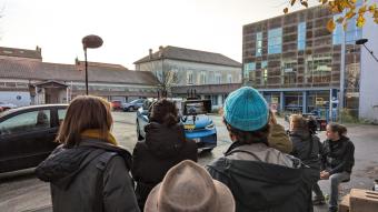 Tournage dans la cour du village Zola