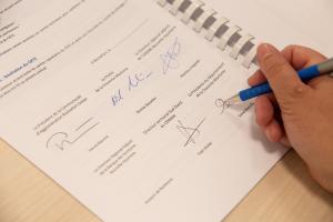 photo signature du contrat