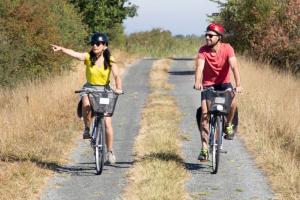 Couple à vélo à la campagne