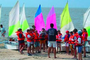 enfants devant des bateaux