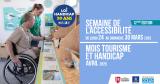 Une personne en fauteuil roulant et une personne valide à l'acceuil de l'office de tourisme